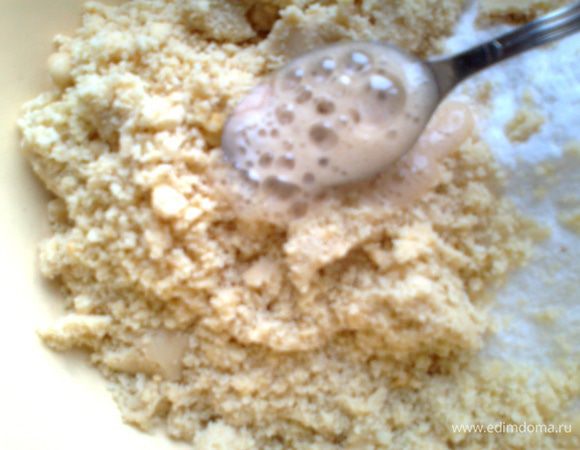 Соду гасим уксусом... У меня яблочный, поэтому такой розовый цвет!