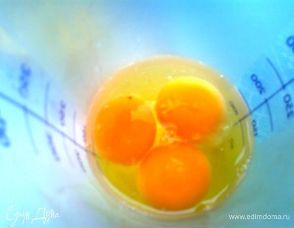 Яйца взбиваем в шейкере...