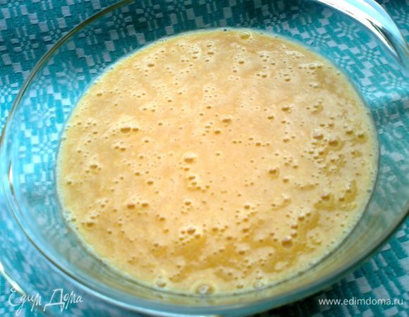 Форму для СВЧ смазываем растительным маслом и выливаем всю смесь. Моя форма 12 см-дно..., 17 см-верх...и 6 см-высота. Выпекаем 5 минут при 750-800w.