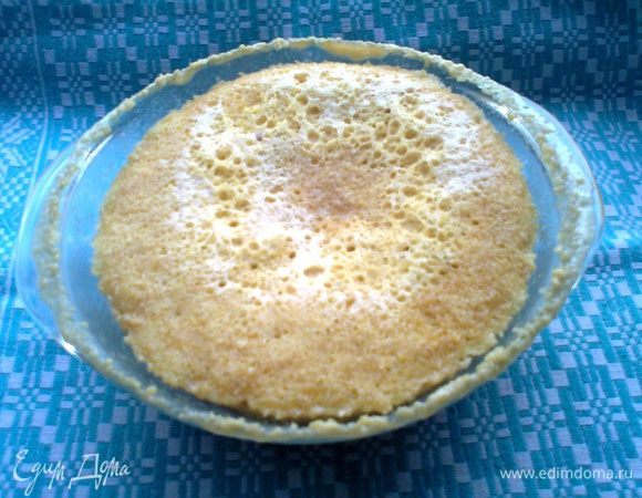 Всё время я не отходила от микроволновки и наблюдала, как тесто росло и поднималось))) и даже вышло "шапкой" за рамки формы... В итоге потом опустилось... Нужно выдержать его ещё 5 минут в выключенной СВЧ..., так важно по рецепту!