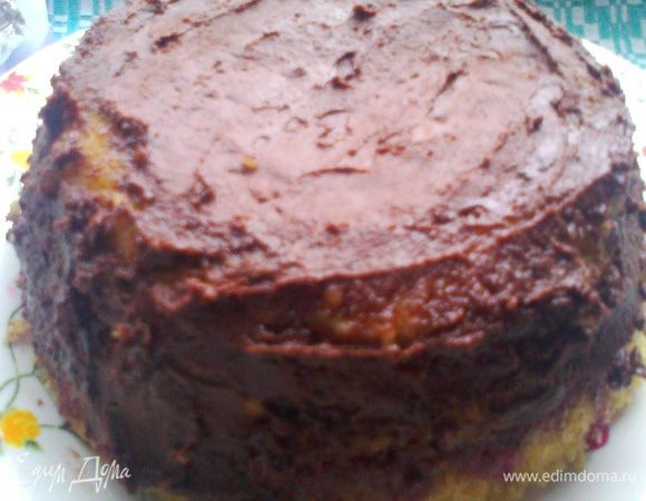 Быстро обмазываем тортик шоколадом (в спину уже дышат желающие его отведать!)...