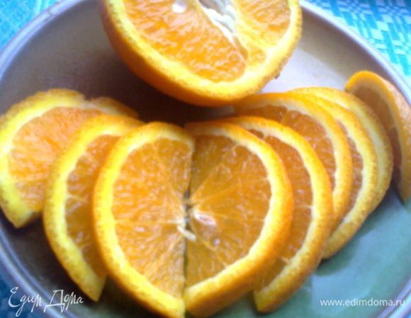 Далее разрезаем апельсин пополам... Или другой фрукт, какой есть под рукой)))