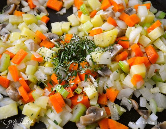 В большой сковороде разогреть оливковое масло и выложить все нарезанные овощи обжариваться на среднем огне. Отделить "иголочки" розмарина и мелко порубить. Добавить розмарин к овощам.   