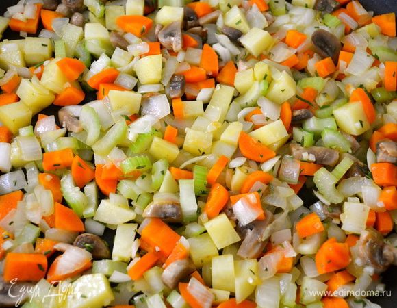 Продолжать обжаривать овощи около 8 минут, время от времени помешивая. Они должны стать мягче и немного подрумяниться.  
