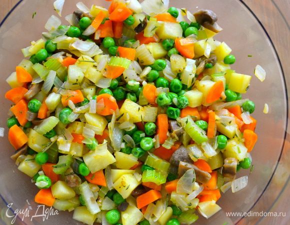 Затем переложить овощи в миску и дать им полностью остыть. 