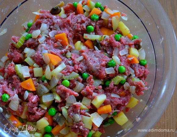 Фарш выложить к овощам и как следует все вместе перемешать, помогая себе руками. Посолить и поперчить.  