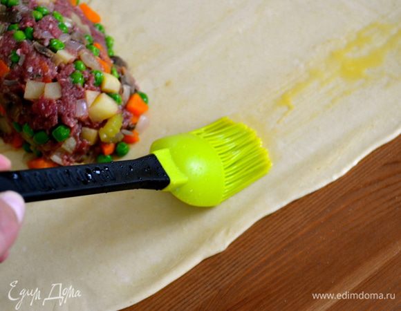 Края теста смазать взбитым яйцом. 