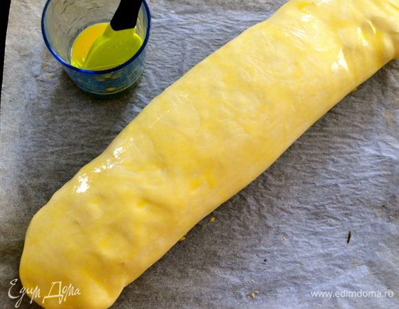 Выложить штрудель на противень с пекарской бумагой (или присыпанный мукой). Смазать оставшимся яйцом. Поставить выпекаться в разогретую духовку до готовности, пока поверхность штруделя не приобретет красивый золотистый цвет. 