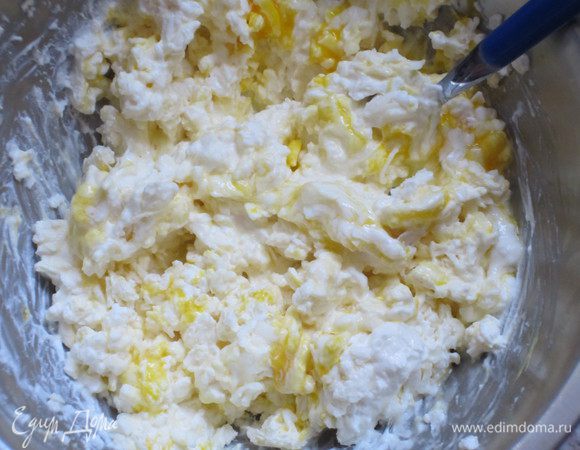 Холодное сливочное масло натереть на крупной тёрке. Добавить рикотту, яйцо, ванилин и хорошо перемешать.