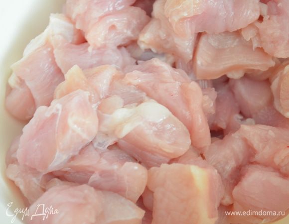 Мясо помыть, нарезать на маленькие одинаковые кубики.