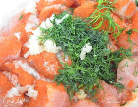 Добавить сразу желатин, нарубленный укроп, раздавленный чеснок, все специи и соль. Перемешать руками и оставить на 1 час. За это время мясо окрасится немного от паприки, напитается всеми вкусами и ароматами, а желатин чуть разбухнет.