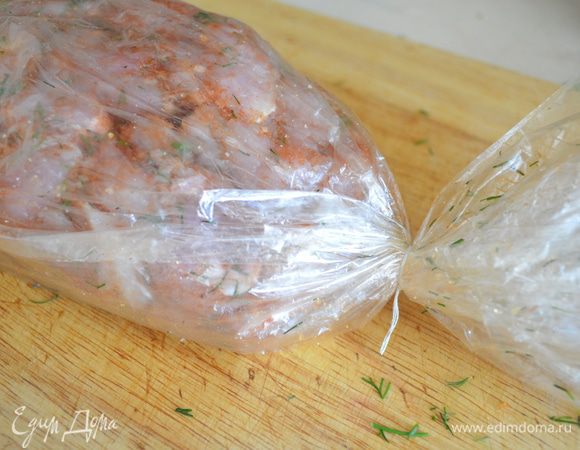 Перекладываем в рукав и формируем колбаску или вот такой продолговатый орех. Завязываем ниткой с обеих сторон как конфету. 