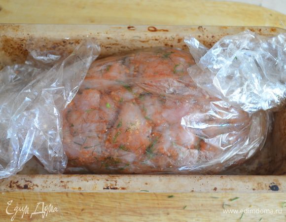 Перекладываем в небольшую форму для выпечки - у меня продолговатая для хлеба или кекса и выпекаем 1 час при 180 гр. 