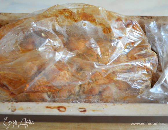 Готовое мясо надо полностью остудить и убрать в  холодильник на ночь - чтобы оно окончательно схватилось, а утром можно уже нарезать и съесть вкуснейший и полезный бутербродик).