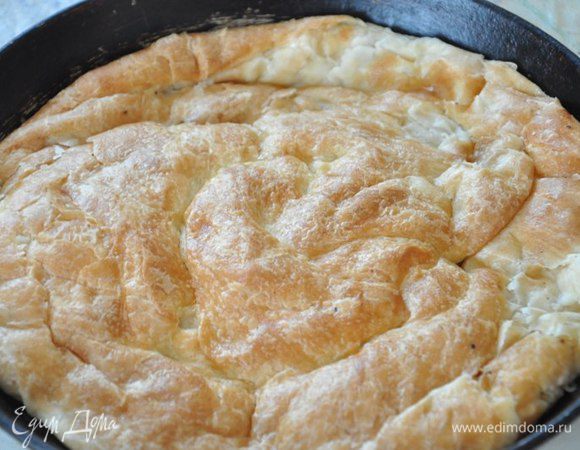 Взять сковороду подходящего размера.
Положить на нее сливочное масло, сверху положить лепешку, немного  прижать.