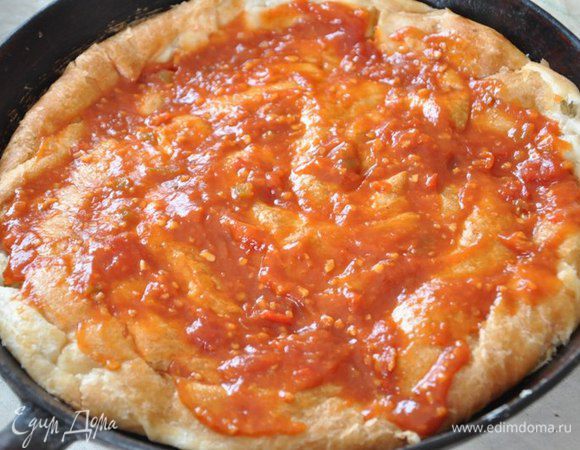Распределить по всей лепешке томатный соус.