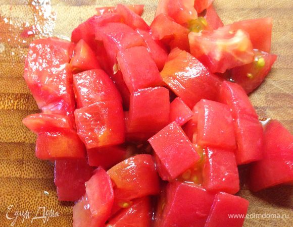 Помидоры вымыть, сделать на них крестообразный надрез, обдать кипятком и опустить в ледяную воду, очистить кожицу, вырезать сердцевину и порезать на небольшие кусочки.