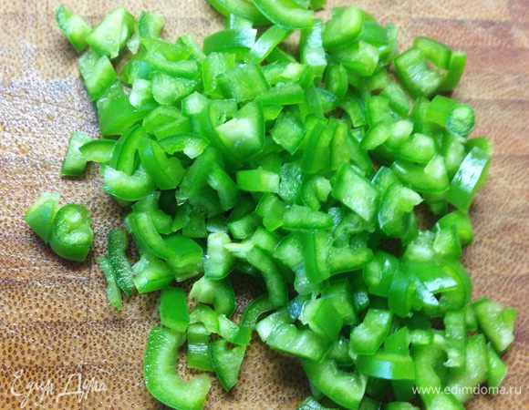Перец чили вымыть, очистить от семян и мелко нарезать.