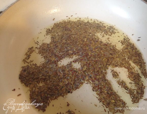 В небольшой сковороде разогреть 0,5 ст.л. топленого масла, положить зиру и горчицу. Обжарить на среднем огне, ПОСТОЯННО ПОТРЯХИВАЯ или помешивая (иначе специи разлетятся по всей кухне !) 1 минуту. Переложить в ступку вместе с маслом и растереть.