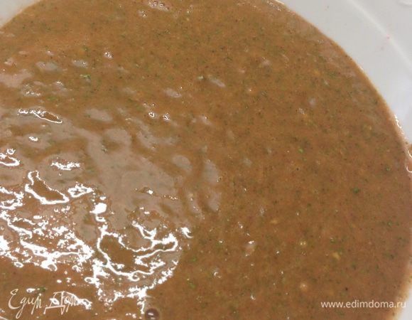 Кинзу и мяту вымыть, обсушить и мелко нарезать. Положить в чашу блендера помидоры, зелень, специи из ступки, сок лайма, листья карри, гарам  масала, корицу.Взбить блендером до однородности. Влить в кастрюлю с чечевицей.