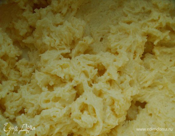 Вводим по одному яйцу и тщательно взбиваем после каждого.