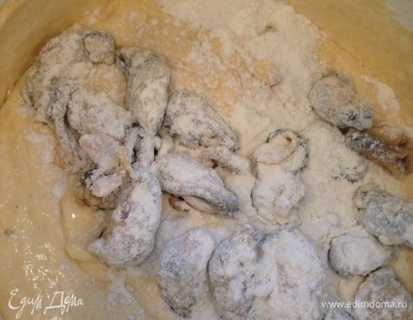 Смешиваем все ингредиенты, кроме мидий, и взбиваем 10! минут в миксере. Затем нужно обвалять мидии в муке и добавить к тесту. Аккуратно всё перемешать  