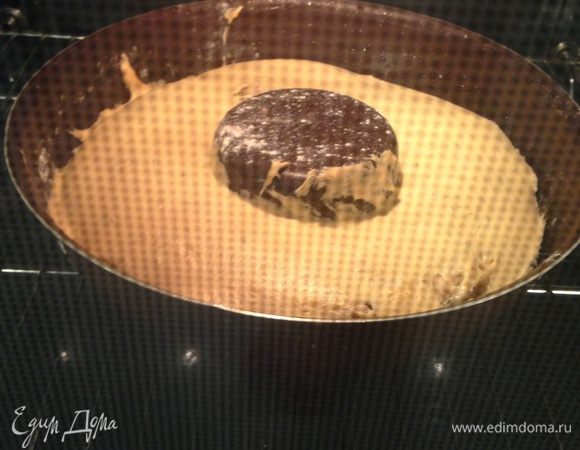 Переложить тесто в форму и положить в разогретую до 175-180 градусов духовку минут на 40, но ориентируйтесь по своей духовке! Минут через 30 можно открыть и проверить деревянной лучинкой. Не забудьте,  если будете делать половину порции, то и время сокращается!