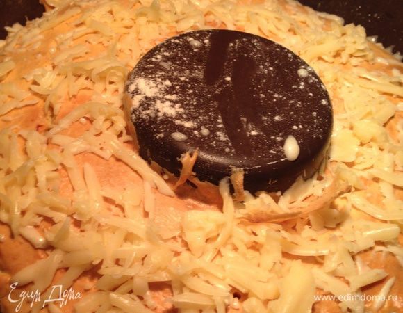 Минут за 5 до готовности посыпаем тертым сыром