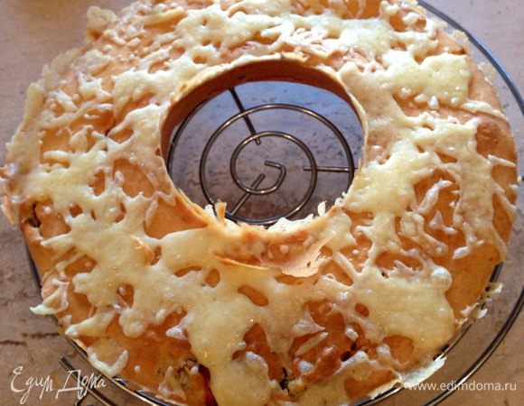 И с удовольствием пробуем! Он идеален и как закуска, и вместо хлеба, да и вообще идеален для любителей несладких кексов!)))