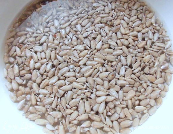 0,5 стакана семечек  замочить в холодной воде на 3-4 часа. 