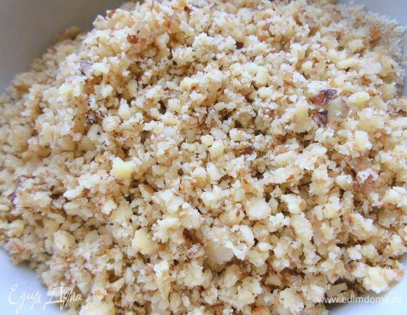 Грецкий( или кедровый орех) тоже предлагалось измельчить в кофемолке до состояния муки, но я просто растерла в ступке. 