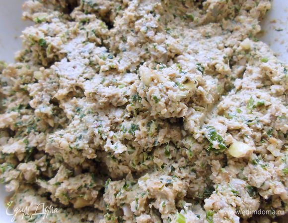 С размоченных семечек воду слить, промыть. Смешать из с молотыми семечками и орехами. Добавить мытую петрушку, яблоко без семян, почищенный чеснок, оливковое масло, перец чили, соль. Смешать в измельчителе или прокрутить через мясорубку до однородной массы. Я сразу взбила в измельчителе, но оставались кусочки, так что я пропустила еще 2 раза через мясорубку. Когда готовила паштет во второй раз, молола только в мясорубке.