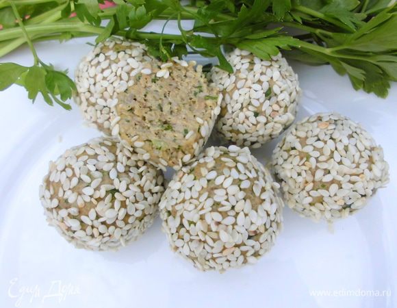 В рецепте нужно было скатать из этой массы шарики и обвалять в кунжуте. Я часть так и сделала. Вкусно, но все-таки в кунжуте есть горчинка, которая немного неуместна для этого паштета. Нам гораздо больше понравилось есть его на ломтиках помидоров. Нужно просто нарезать помидоры кружочками, а сверху разложить паштет.  Божественно! Можно также нафаршировать паштетом целые помидоры или придумать еще какой-нибудь интересный способ подачи. Но в любом случае я очень рекомендую всем Вам попробовать его!