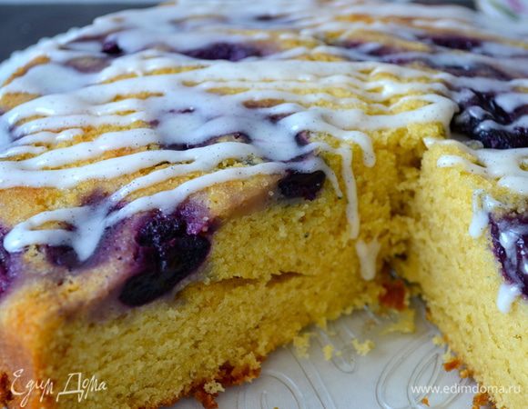 Затем перевернуть, достать из формы и дать ему полностью остыть на решетке. При этом все ягоды винограда у Вас окажутся сверху! Приготовить ванильную глазурь. Для этого высвободить семена из ванильного стручка. Именно они будут служить неким украшение данного пирога - маленькими черными крапушками на белой матовой глазури ! Поэтому если Вы не найдете ванильный стручок (боб), то ванилином, в данном случае, лучше НЕ заменять. Просто сделайте пироге БЕЗ глазури... Будет все равно вкусно. Итак, для глазури смешать вместе сахарную пудру, молоко и семена ванили. Остывший полностью пирог покрыть глазурью по Вашему желанию... Я украсила полосками-разводами по поверхности пирога. Вот как-то так...     