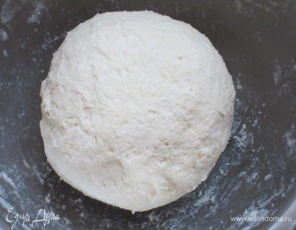 Муку с разрыхлителем просеять и ввести в творожную массу. Замесить тесто (количество муки будет зависеть от творога). Сформировать небольшие шарики и отправить в холодильник на 30 минут.

