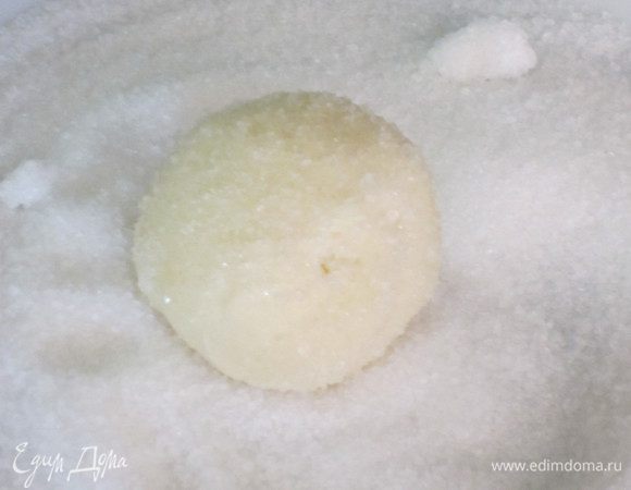 Высыпать сахар на тарелку и обвалять творожные шарики.