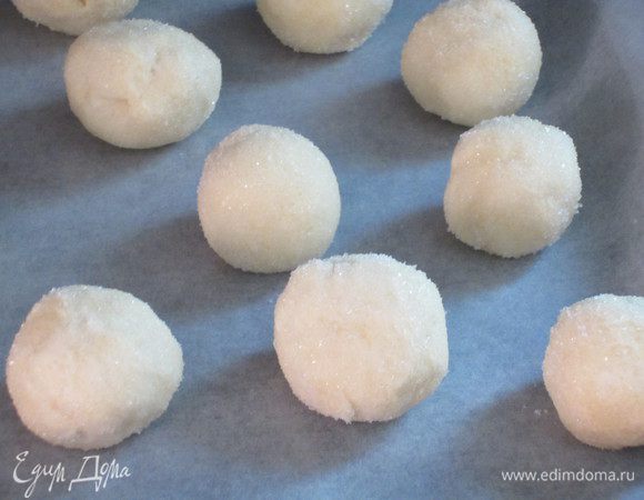 Выложить печенье на противень с пергаментом и выпекать в разогретой до 170 °С  духовке 10 минут.