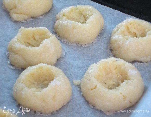 Затем вынуть печенье, сделать ложкой углубление в центре или вырезать серединку и отправить в духовку ещё на 5-10 минут.