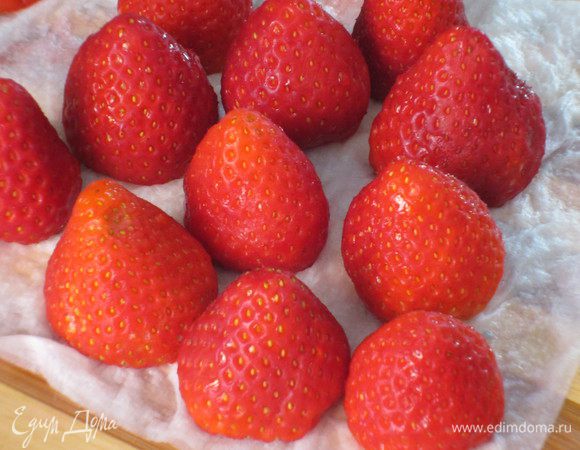 Клубнику помыть и выложить на бумажное полотенце.