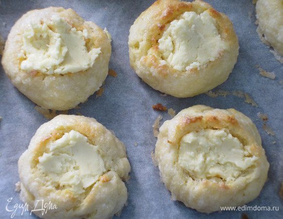 Белый шоколад растопить на водяной бане, выложить в углубление печенюшек....