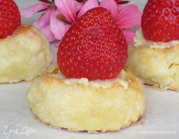 .... и сверху вставить клубнику.Приятного аппетита:)