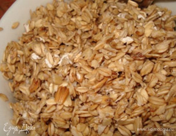 280 г овсяных хлопьев замочить на 1 час в горячей воде.