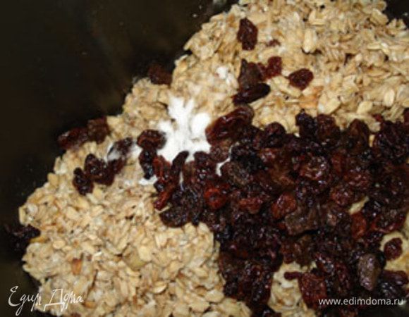 Соединить разбухшие хлопья, промытый изюм, соду и маргарин. Все тщательно перемешать до получения однородной массы.