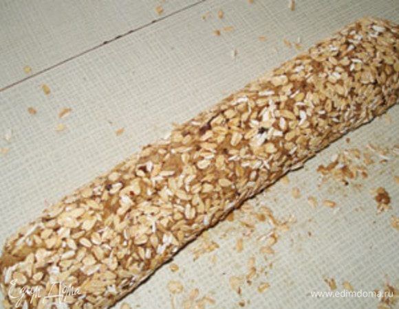 Из массы сформировать "колбасу" и обвалять в оставшихся хлопьях. Можно обернуть в пищевую пленку и положить минут на 20 в холодильник. 