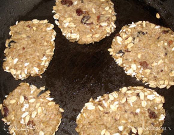 Полученные кружочки сплюснуть как можно тоньше. Можно обжарить на растительном масле с двух сторон. Все лепешки подсушить в духовку при температуре 100С в течении 1-1,5 ч.