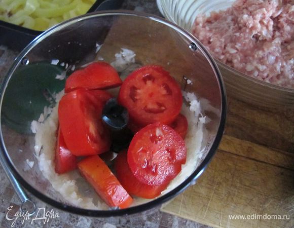 Вымыть овощи. Баклажаны, картофель и три помидора нарезать кружочками. Пару помидоров измельчить в блендере с чесноком и луком.