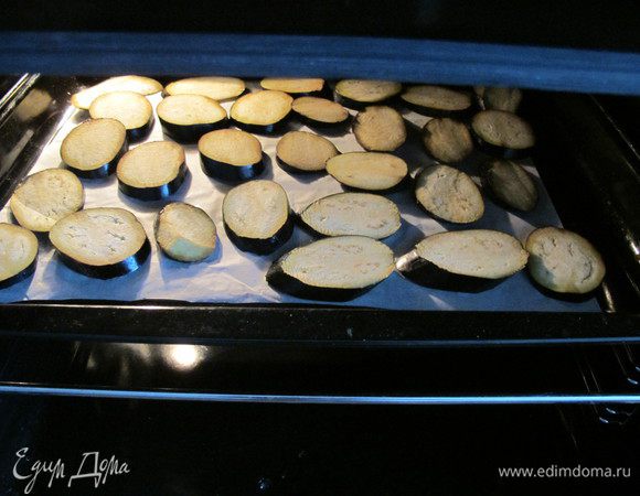 Баклажаны, картофель и паприку запекаем в духовке до полу готовности.