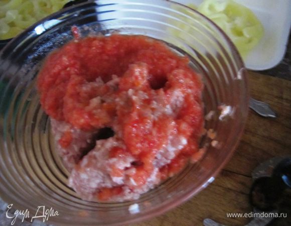 Фарш смешиваем с измельченными помидорами. Добавляем щепотку тёртого мускатного ореха.