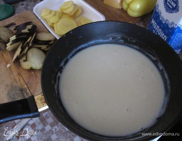 На сковороде растопить сливочное масло, добавить муку, размешать, чтобы не было комков, влить молоко. Размешать и снять с огня. 