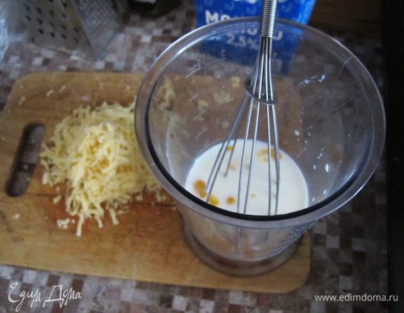 Слегка остудить, добавить яйцо и половину сыра, перемешать.